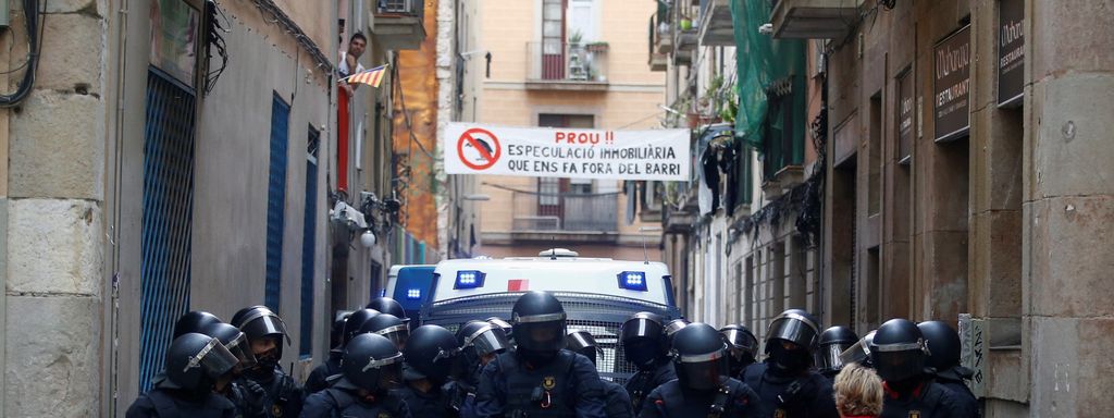 Efectius de Mossos durant un desnonament