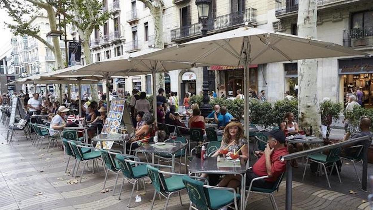 Turistas en una terraza de la Rambla de Barcelona / EFE