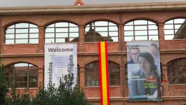 Una imagen de la bandera española colgada en la fachada de la Universidad Abad Oliva / TWITTER