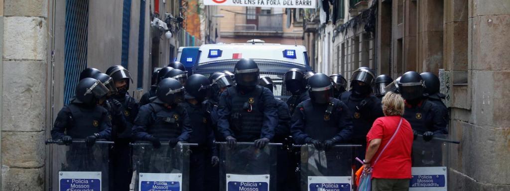 Efectivos de Mossos durante un desahucio