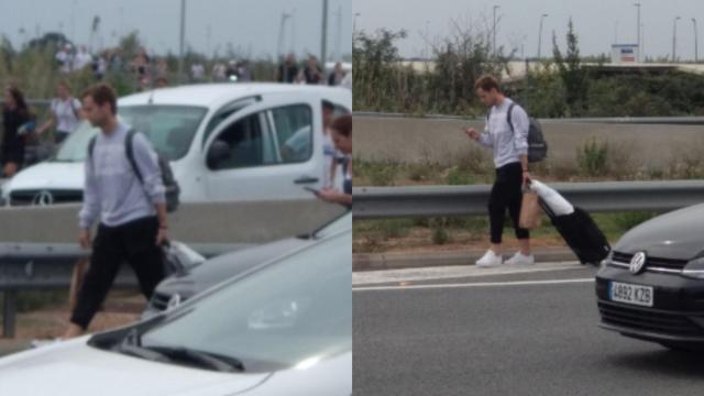 Ivan Rakitic caminando por la autopista durante la protesta independentista / TWITTER @PREC96