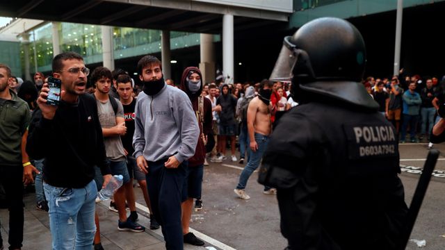 Manifestantes ante efectivos policiales en Barcelona-El Prat / EFE