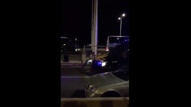Una furgoneta de los Mossos arrastra a dos manifestantes este lunes / TWITTER SERGI C