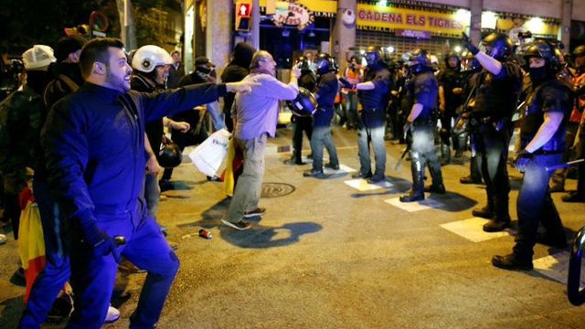 Un grupo de ultras increpa a los Mossos en Sarrià / EUROPA PRESS