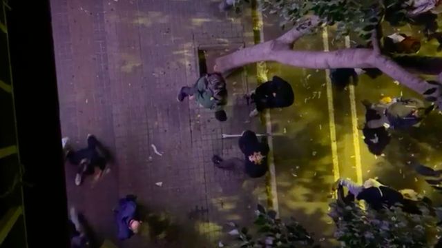CDR arrancando adoquines en Barcelona / METRÓPOLI ABIERTA