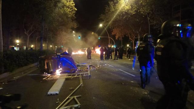 Contenedores y otros objetos ardiendo este miércoles en Barcelona / ALBA LOSADA