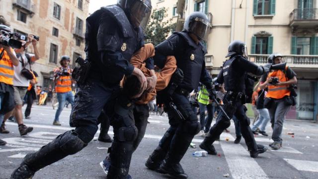 Agentes de la Policía Nacional deteniendo a un hombre en la via Laietana / EFE