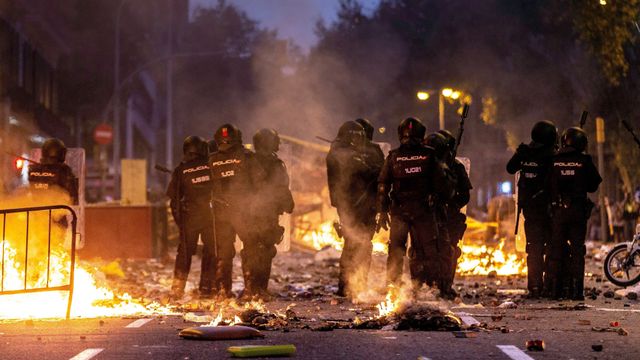 Policía junto a varias barricadas provocadas en Barcelona / EFE