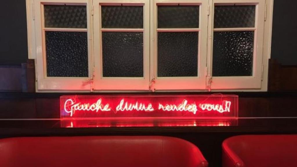 El Velòdrom combina elements originals, com aquest finestral, amb elements nous com cartells lluminosos / RP