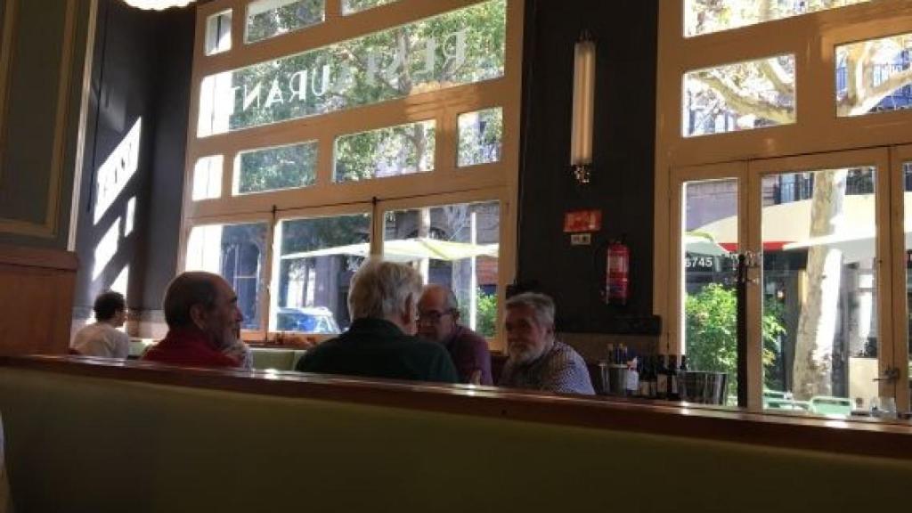 Clients esmorzant a El Velòdrom / RP