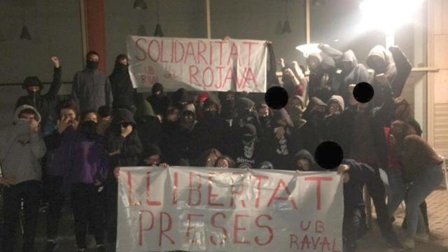 Manifestantes en la Universidad de Barcelona / @UBRaval