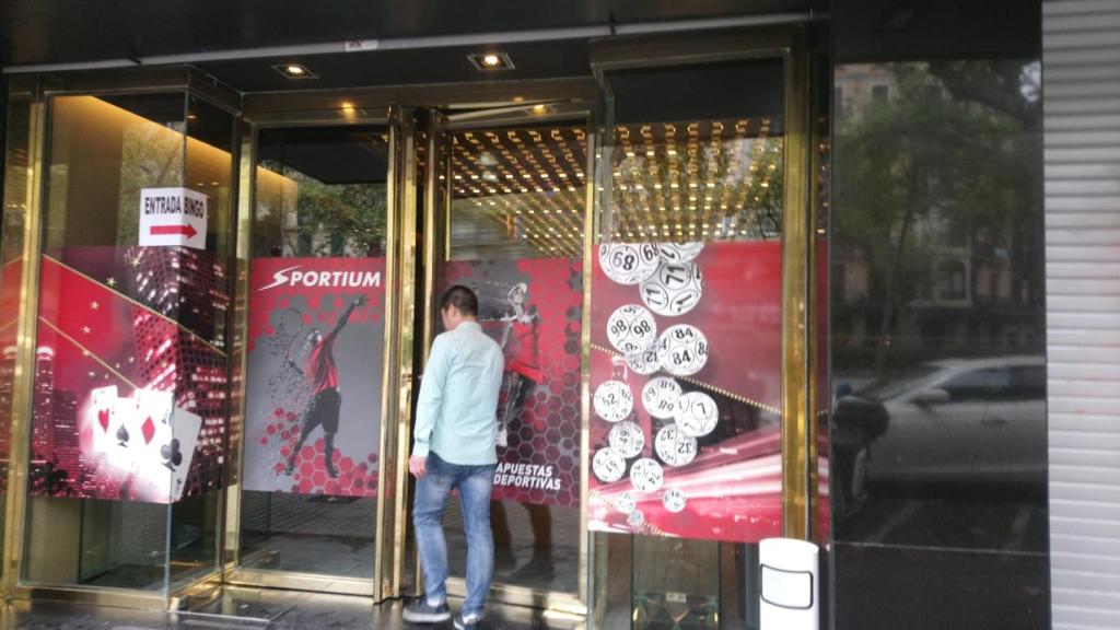 Un home entra a la casa d'apostes Bingo Billares / ALBA LOSADA