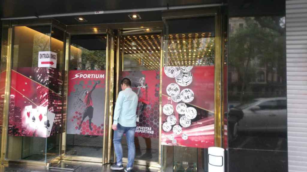 Un home entra a la casa d'apostes Bingo Billares / ALBA LOSADA