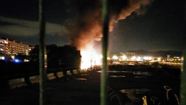 El incendio que abrasa el solar de Sant Andreu, a la altura de la escuela La Maquinista / CEDIDA