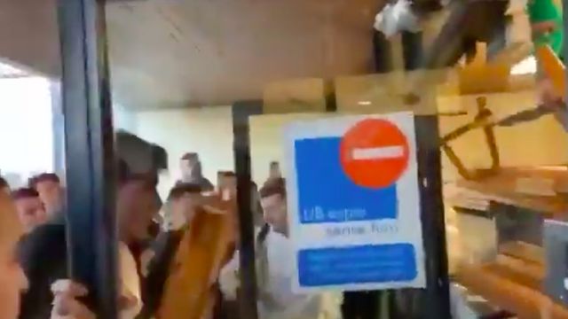 Captura de pantalla del momento de la pelea entre estudiantes en la Universidad de Barcelona / TWITTER