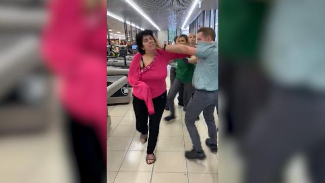 Captura de pantalla del vídeo en el que se ve a la mujer robando / CD