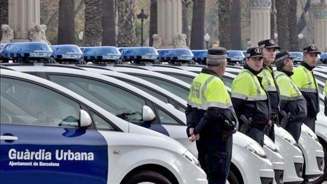 Coches patrulla y agentes de la Guardia Urbana en Barcelona / ARCHIVO