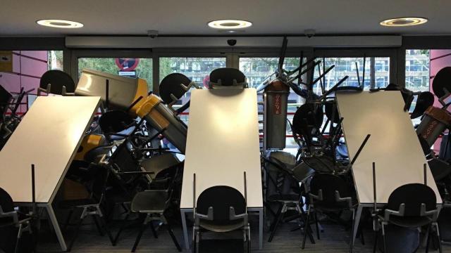 Puertas bloqueadas en el Campus del Poblenou de Barcelona