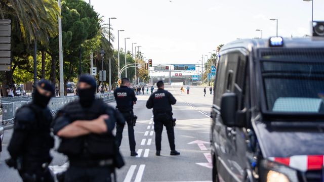 Agentes de los Mossos blindan el Palau de Congressos y cortan la Diagonal por la visita del Rey