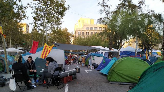 Jóvenes charlando en la acampada de plaza Universitat / P.B.