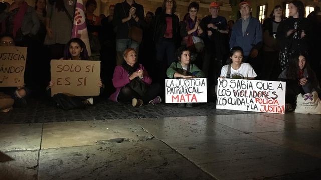 Los manifestantes exhiben sus pancartas / ALBA LOSADA