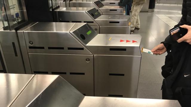 Usuario del metro de Barcelona validando un billete de transporte / S.C.