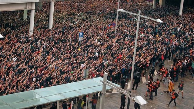 Ciudadanos manifestándose en el Aeropuerto de Barcelona / EFE
