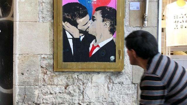 Imagen del mural 'PPSOE' del artista TVBoy con el 'morreo' en Barcelona