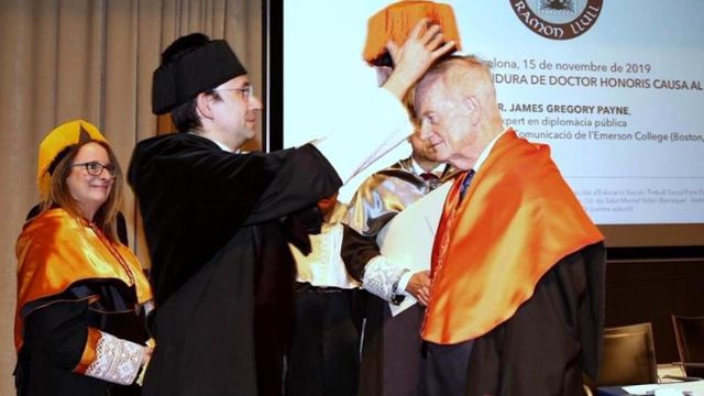 El doctor James Gregory Payne recibe el honoris por la Universidad Ramon Llull