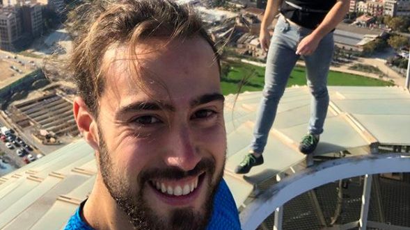 Los dos youtubers franceses en la cima de la Torre Agbar de Barcelona con la Sagrada Familia de fondo