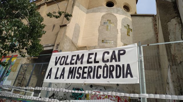 Cartel de protesta exigiendo el CAP Raval en la capilla de la Misericòrdia / PB