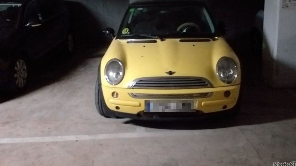 Uno de los coches, supuestamente abandonados, del aparcamiento en la calle Reina Amàlia