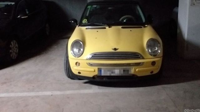 Uno de los coches, supuestamente abandonados, del aparcamiento en la calle Reina Amàlia