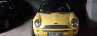 Uno de los coches, supuestamente abandonados, del aparcamiento en la calle Reina Amàlia