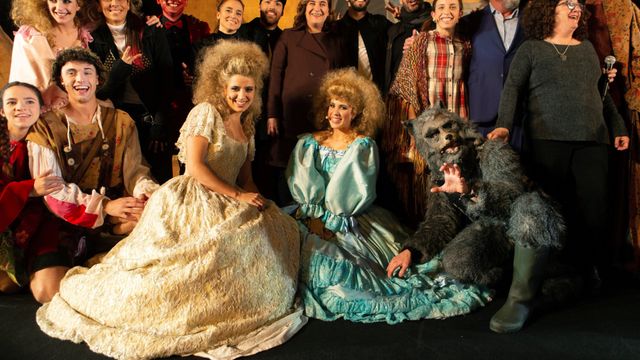 La alcaldesa de Barcelona, Ada Colau (c), preside el encendido de las luces de Navidad en la ciudad de Barcelona, donde se ha realizado para la ocasión un pequeño musical