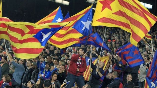Aficionados del Barça ondean 'estelades' en la grada del Camp Nou / EFE