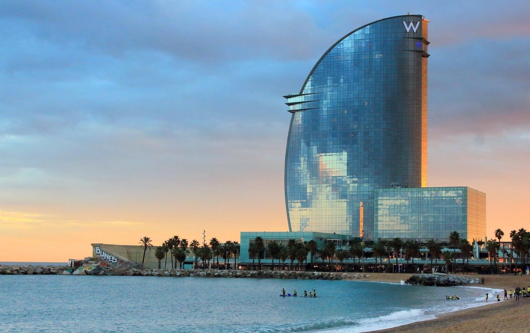 L'Hotel W de Barcelona, a la platja de la Barceloneta