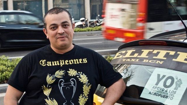 Tito Álvarez, junto a un taxi en Barcelona / XFDC