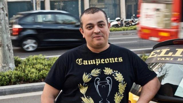 Tito Álvarez, junto a un taxi en Barcelona / XFDC