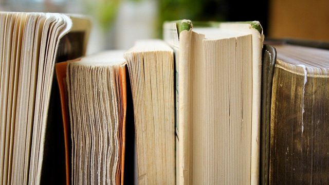 Una selección de libros con encuadernaciones artesanales / Pexels