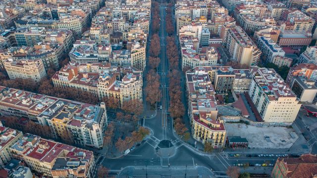 Vista aérea del Arc de Triomf de Barcelona con las viviendas de fondo