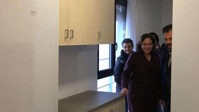 Colau visitando un piso contenedor / RP