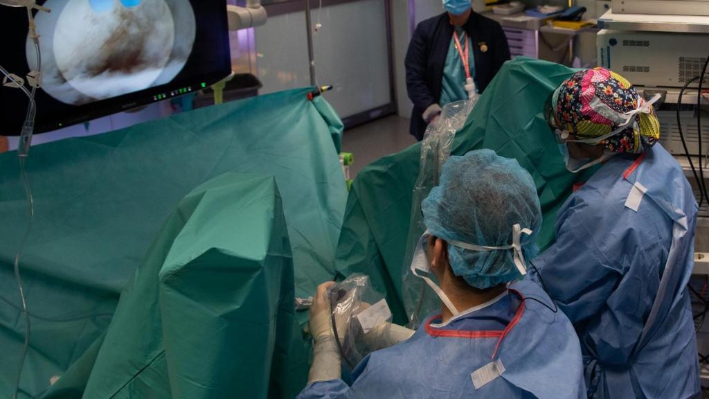 Una operació als quiròfans de l'Hospital Clínic de Barcelona