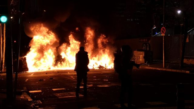 Manifestante en los disturbios provocados por Tsunami Democràtic en las inmediaciones del Camp Nou el día del Clásico / G.A