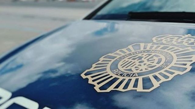 Un vehículo de la Policía Nacional, que ha detenido al presunto agresor / TWITTER POLICÍA NACIONAL
