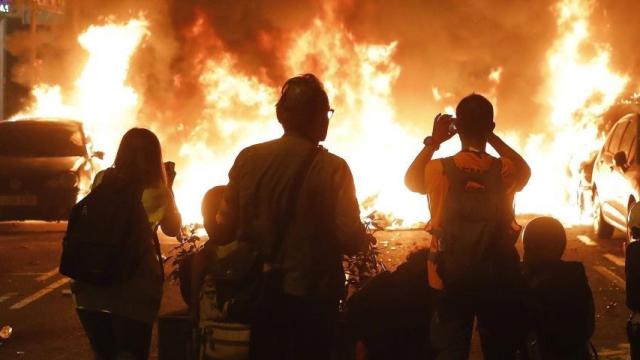 Una barricada de fuego, en octubre, durante los disturbios / EFE