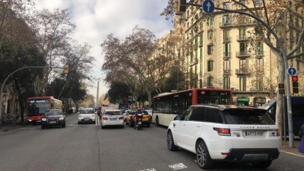 Cotxes atrapats a la confluència entre avinguda Diagonal i el carrer Pau Claris / MA