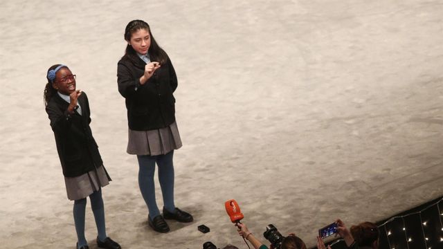 Dos de las niñas de la residencia de San Idelfonso cantando el cuarto premio que ha tocado en Badalona / EUROPA PRESS