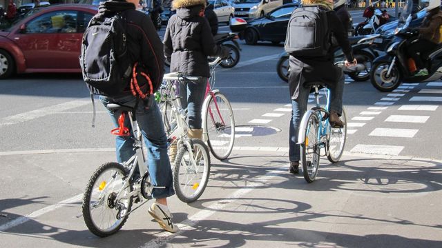Tres ciclistas en un carril bici de Barcelona / EUROPA PRESS