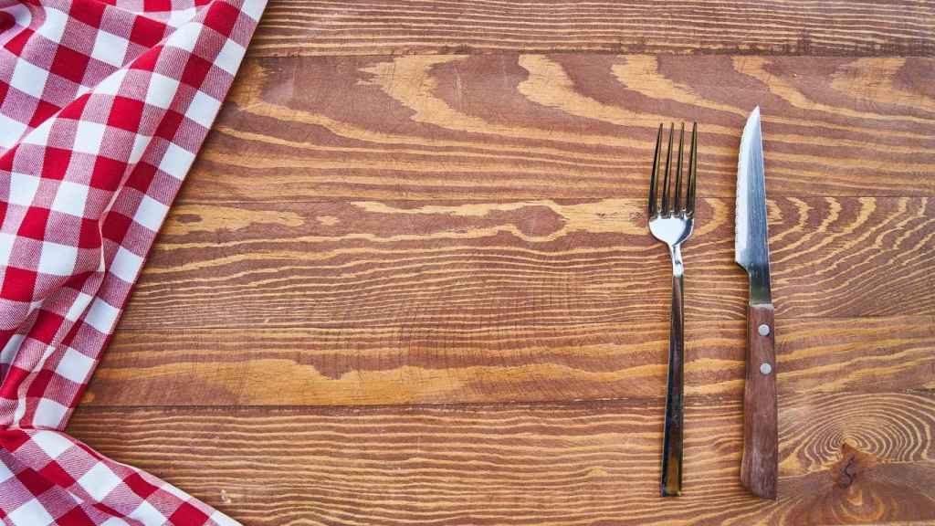 Mesa lista para desayunar